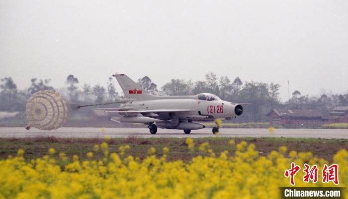 降落的殲7E飛機。(資料圖)李勇攝 劉忠俊 攝