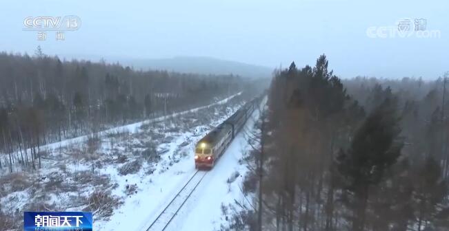 穿行在林海雪原的“年貨列車” 為群眾送去熱盼的年貨