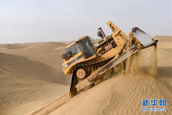 （新春走基層 圖文互動）（3）特寫：與車為伴，獨行沙海