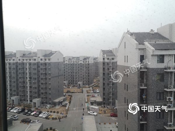 今早，北京天氣陰冷。