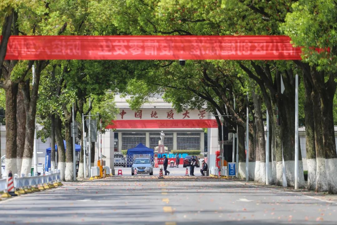 中國地質大學（武漢）校園有序開放，師生可憑健康碼和復工證明進出校園。王俊芳/攝