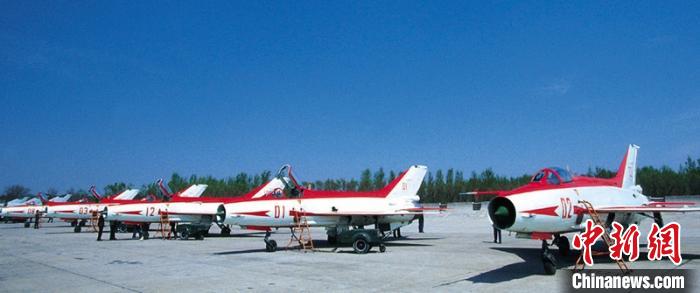 1995年6月，12架殲7E表演機交付“八一”飛行表演隊。(資料圖)航空工業成飛提供 劉忠俊 攝