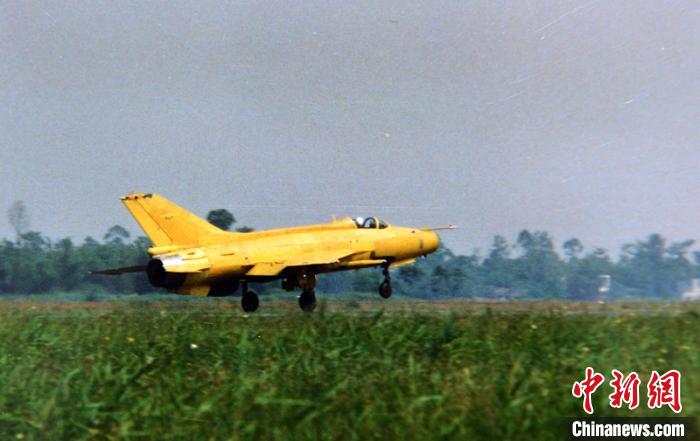 1990年5月18日，殲7E型飛機001架首飛。(資料圖)李勇攝 劉忠俊 攝