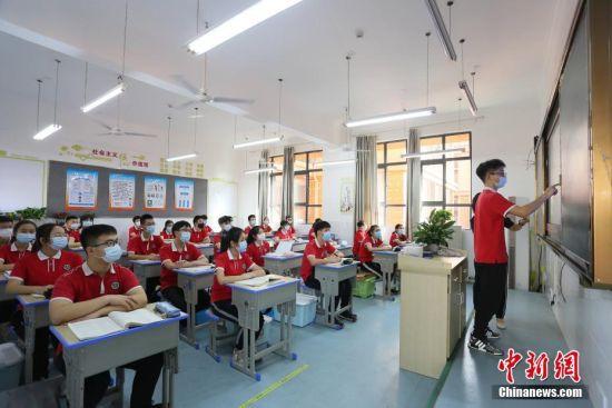 資料圖：湖北省宜昌市初三年級5月18日統一複學復課，圖為學生在課堂上。 王康榮 攝