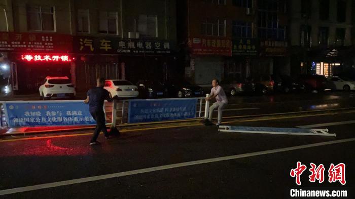 “黑格比”直擊浙江沿海：風雨襲窗樹木連根拔起