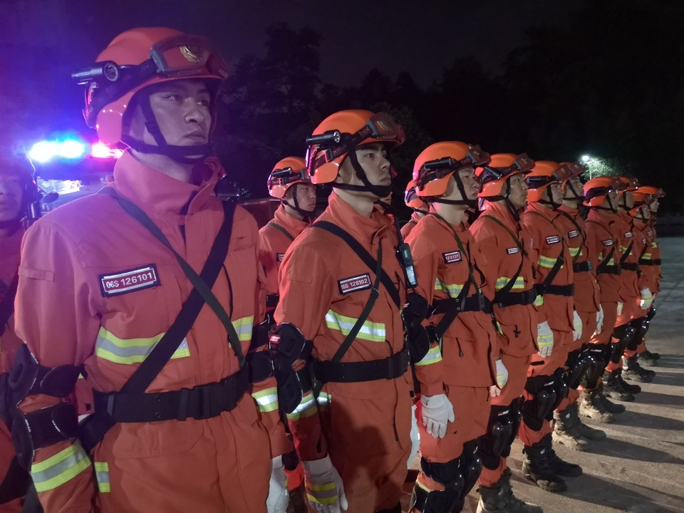 直擊雲南漾濞縣地震救援：消防指戰員，出發！