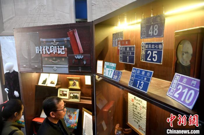 圖為觀眾在實物展區參觀。　呂明 攝