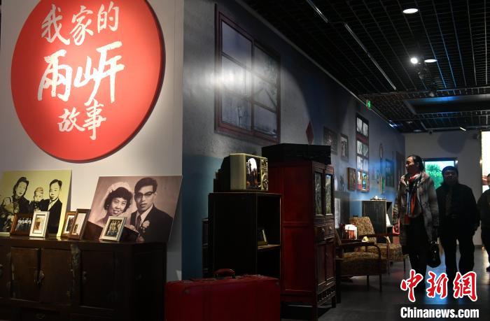 圖為觀眾在實物展區參觀。　呂明 攝