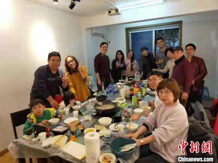 台青“圍爐”話家常：原地過年也有滋味
