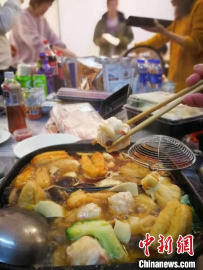 在溫州原地過年的台青“圍爐”過小年夜。　鐘振忠 攝