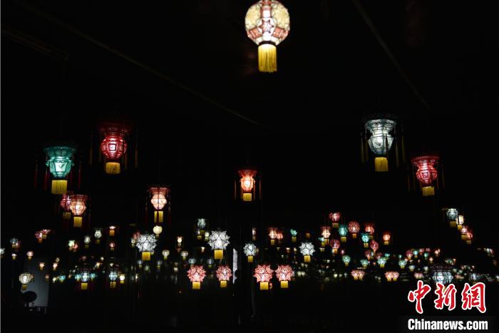 仙居針刺無骨花燈。　范宇斌 攝