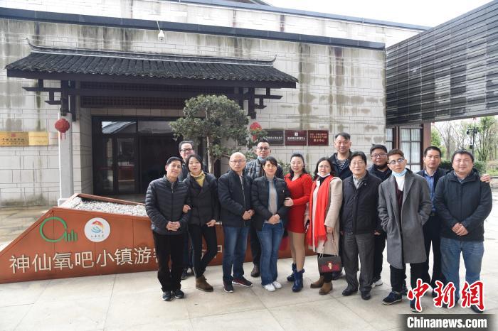 台商台胞一行考察仙居縣神仙氧吧小鎮。　陳志敏 攝