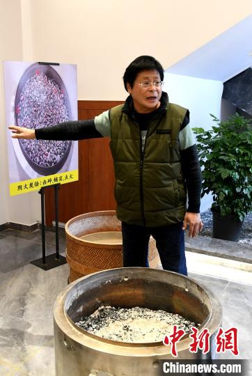 台商曾國寶介紹他的制茶技術。　王東明 攝