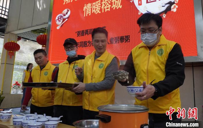 多位在榕台胞9日走進福州鼓東街道開元社區，為老人送出飽含溫情的“拗九”祝福。　彭莉芳 攝