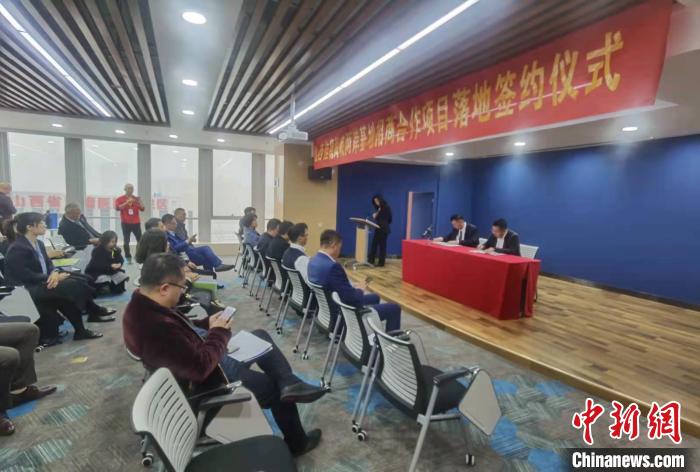 現場晉臺兩地企業簽署合作協議。　胡健 攝
