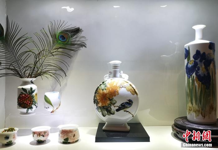關蘭創作的醴陵釉下五彩瓷作品。劉曼 攝