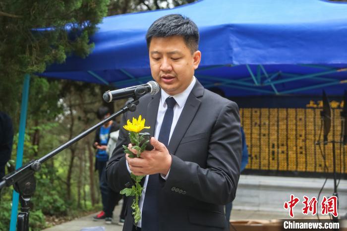 台灣黃埔軍校同學後代聯誼會會長丘智賢宣讀祭文。　劉力鑫 攝