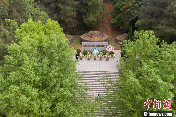 江西上高抗日陣亡將士陵園，佈局為倣中山陵格局建造，由門坊、會戰亭、墓碑墓冢三部分組成。　劉力鑫 攝