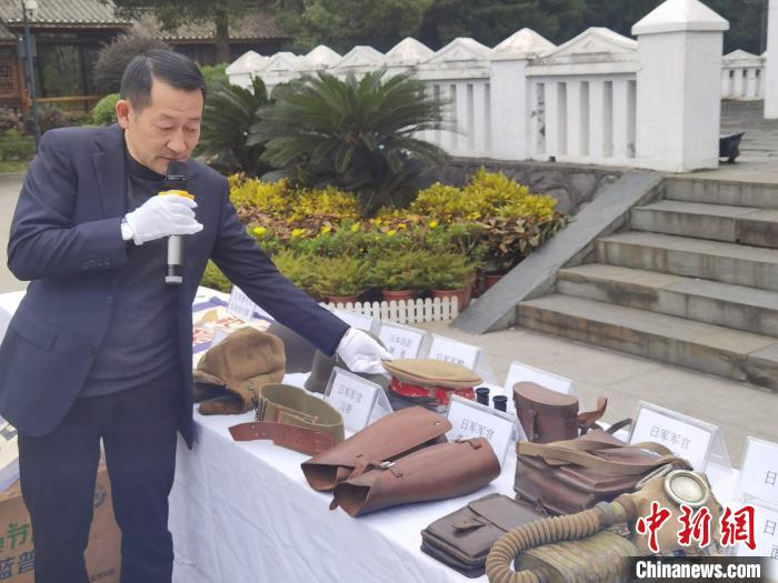 吳建宏介紹新徵集的31件二戰文物。　龔衛國 攝