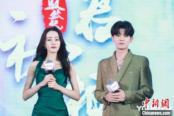 迪麗熱巴、任嘉倫為新劇《與君初相識》站臺吆喝。 迪麗熱巴、任嘉倫為新劇《與君初相識》站臺吆喝。