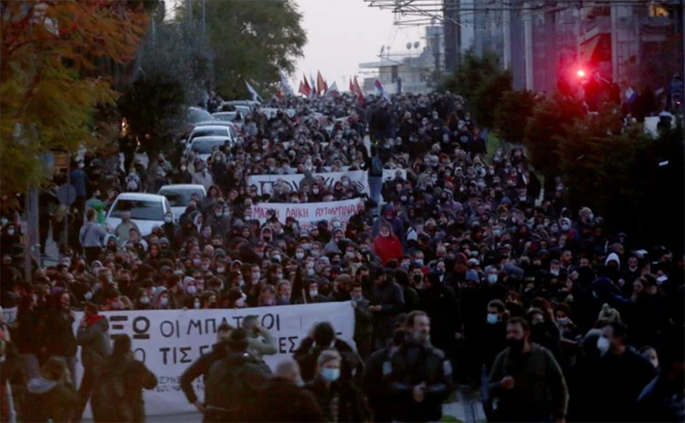 希臘約5000民眾遊行示威 抗議防疫措施檢查引發的警民衝突
