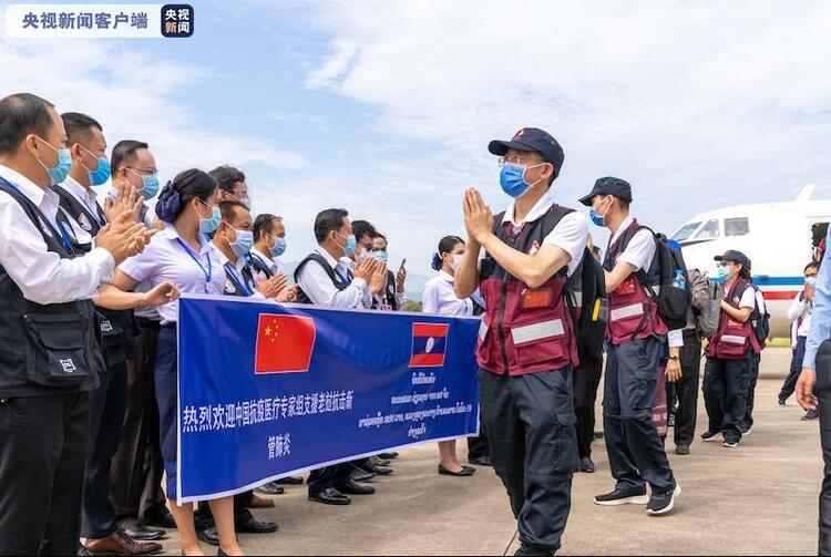 中國赴老撾抗疫醫療專家組緊急前往老撾北部省份合作抗疫