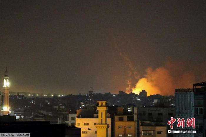 當地時間5月14日，以色列繼續對加沙地帶發動空襲，炸彈爆炸的火光映亮了夜空。