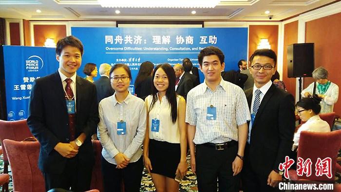 台灣青年高崇軒近日在北京接受<a target='_blank' href='http://www.hellotw.com/gate/big5/www.chinanews.com/' _fcksavedurl='http://www.hellotw.com/gate/big5/www.chinanews.com/' _fcksavedurl='http://www.hellotw.com/gate/big5/www.chinanews.com/'>中新社</a>記者採訪時表示,從台灣到大陸6年多來,他完成了從求學者到求職者、再到創業者及兩岸交流使者的身份轉變,也從“尋根”變為“紮根”。資料圖為2015年6月27日,高崇軒(左一)在北京參加第四屆世界和平論壇。 受訪者供圖 點擊進入下一頁