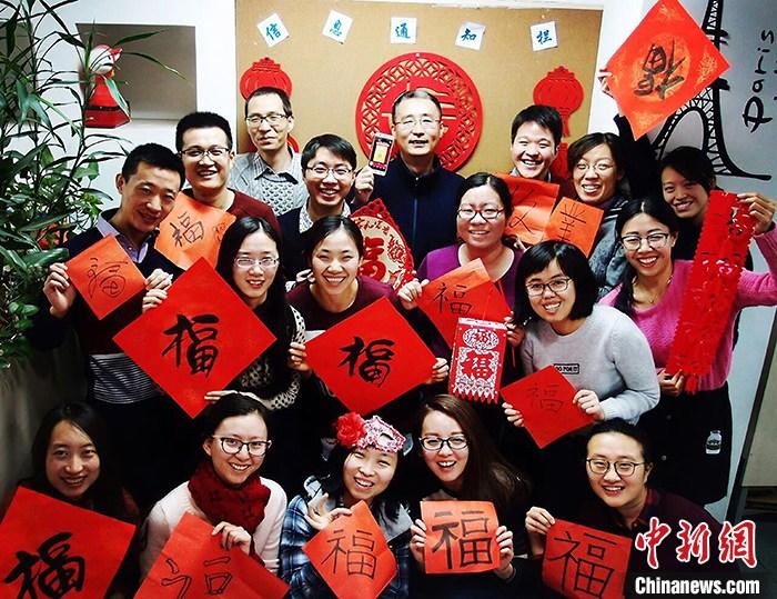 台灣青年高崇軒近日在北京接受<a target='_blank' href='http://www.hellotw.com/gate/big5/www.chinanews.com/' _fcksavedurl='http://www.hellotw.com/gate/big5/www.chinanews.com/' _fcksavedurl='http://www.hellotw.com/gate/big5/www.chinanews.com/'>中新社</a>記者採訪時表示,從台灣到大陸6年多來,他完成了從求學者到求職者、再到創業者及兩岸交流使者的身份轉變,也從“尋根”變為“紮根”。資料圖為2017年1月25日,高崇軒(後排右三)與同事提前共慶春節。 受訪者供圖 點擊進入下一頁