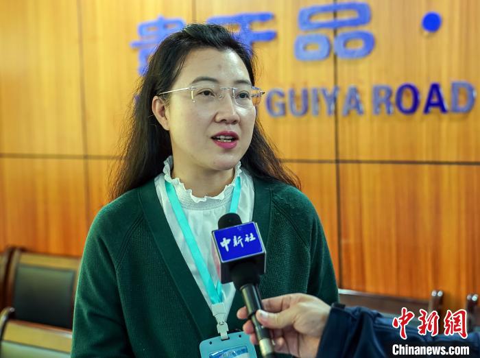 桂雅路小學校長陳一璐在接受記者採訪。　蔣雪林 攝