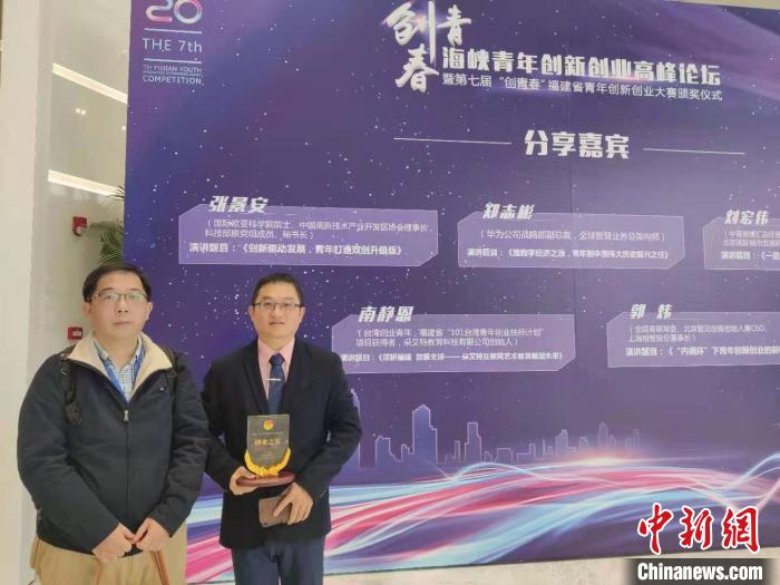 圖為王量弘與自己的合作夥伴合影留念。　林玲 攝