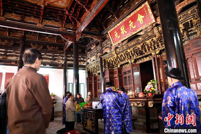 圖為兩岸黃氏宗親冬至祭祖現場。　李思源 攝