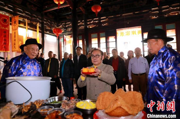 圖為廈門江夏堂黃氏宗親會會長黃偉煌主持祭祀。　李思源 攝