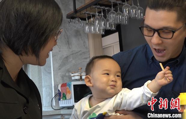圖為台胞楊子頡與愛人王穎正在照顧13個月大的兒子。　馬知遠 攝