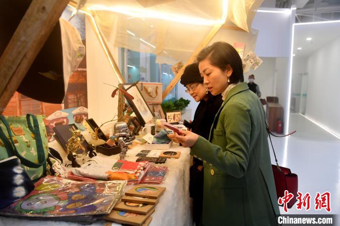 圖為職工三創閩臺家園的台灣文創産品吸引參觀者。　呂明 攝