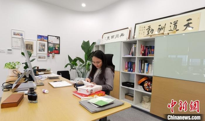 徐博翎在辦公室翻閱資料。 朱曉穎 攝 徐博翎在辦公室翻閱資料。 朱曉穎 攝