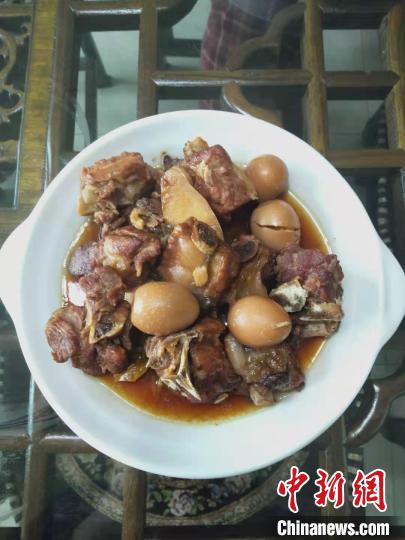 陳吳燕製作的“台灣鹵仔排”。李俊供圖 陳吳燕製作的“台灣鹵仔排”。李俊供圖