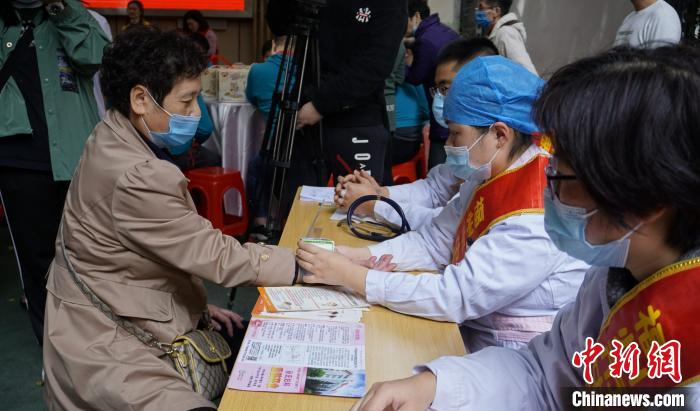 醫護士人員為社區老人提供義診服務。　彭莉芳 攝