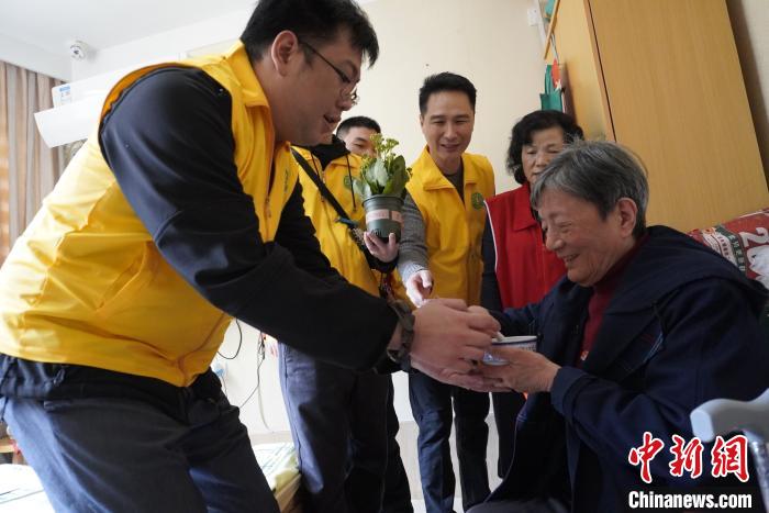 多位在榕台胞9日走進福州鼓東街道開元社區，為老人送出飽含溫情的“拗九”祝福。　彭莉芳 攝