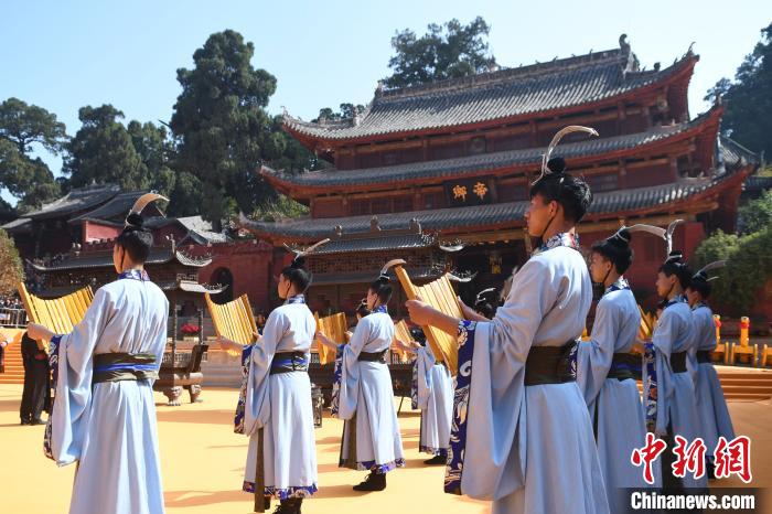 圖為活動現場，兩岸學子誦讀“善書三聖經”之一的《文昌陰騭文》。四川省台辦供圖