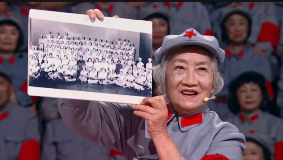  《樂齡唱響》�87歲謝公燦奶奶展示《長征組歌》合唱團員與周總理的合影照片
