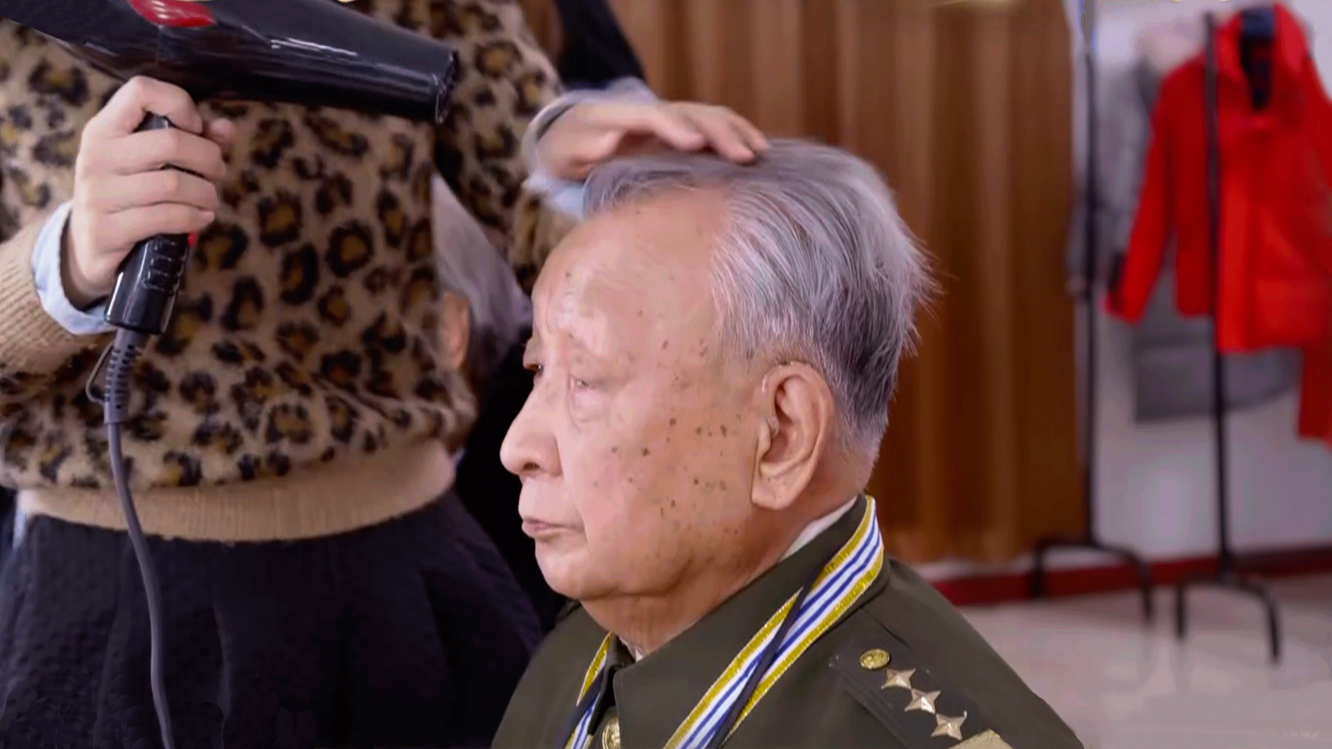 《樂齡唱響》�87歲的老刑警劉文正在為登臺亮相做準備