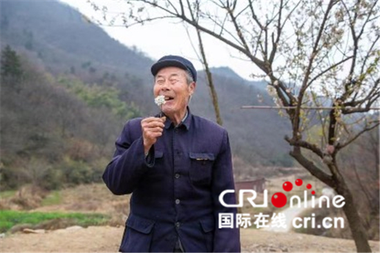 中國春分遇上國際幸福日 幸福如花般綻放_fororder_大爺鮑發東，87歲，信陽市商城縣攔馬衝櫻桃溝人【攝影：余敦梅】