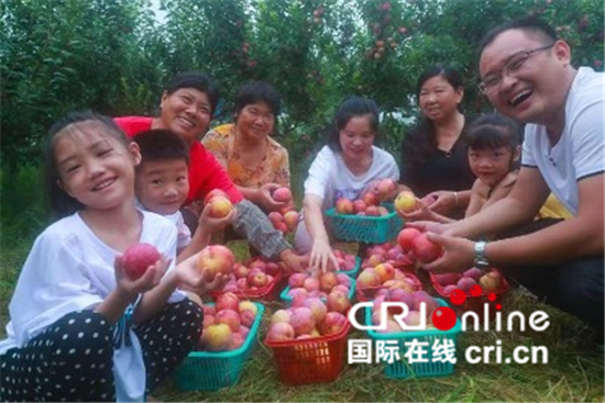 中國春分遇上國際幸福日 幸福如花般綻放_fororder_河南省光山縣邱大灣村，桃花園裏幸福多3【攝影：杜青】
