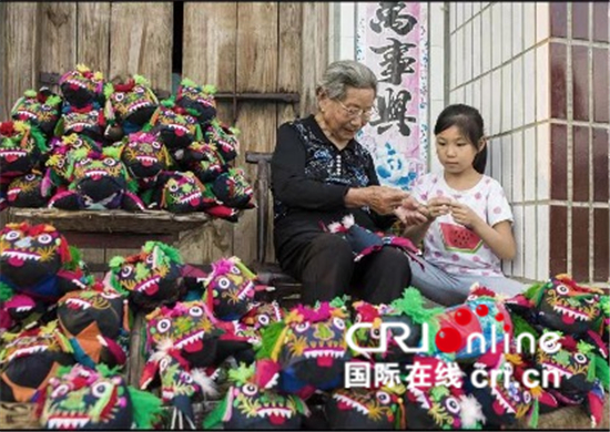 中國春分遇上國際幸福日 幸福如花般綻放_fororder_信陽市光山縣槐店村繡虎頭的老奶奶【攝影：范保艷】