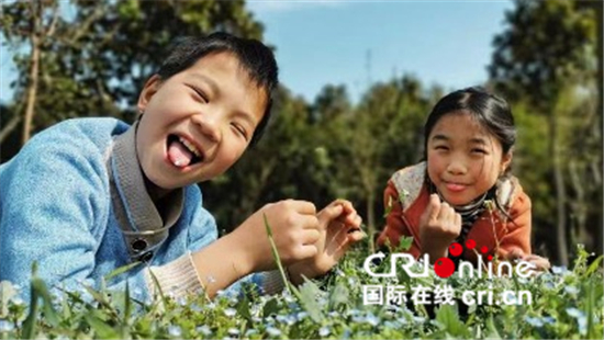 中國春分遇上國際幸福日 幸福如花般綻放_fororder_信陽市金牛店村，田野裏的孩子1【攝影：米潔】